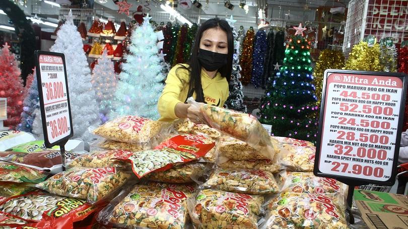 Ilustrasi: Seorang pengunjung berbelanja makanan untuk keperluan natal di supermarket di Pontianak, 
