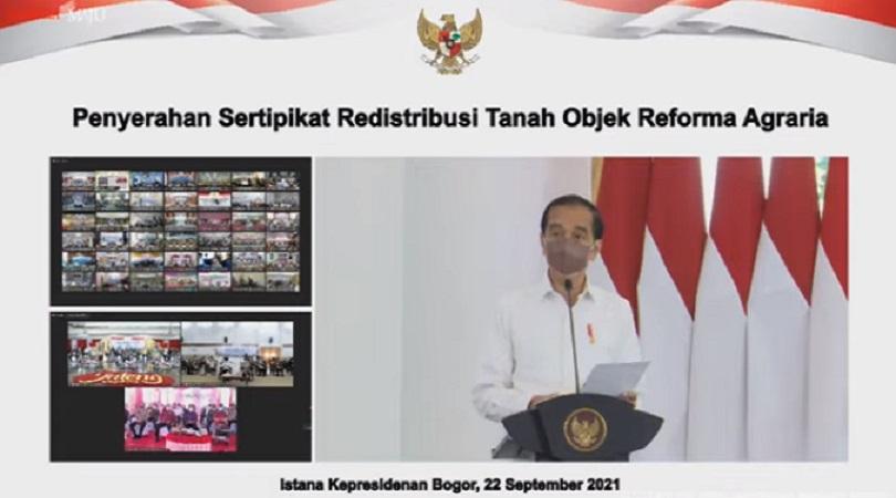Presiden Jokowi saat menyerahkan sertifikat redistribusi tanah objek agraria, Rabu (22/9/21). (Foto: