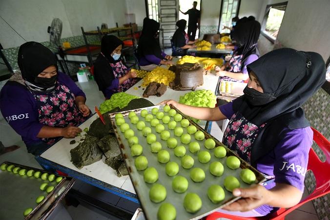 Ilustrasi: Pekerja UMKM membuat bakpia khas Sabang di tempat produksi bakpia, Sabang, Aceh. Selasa, 