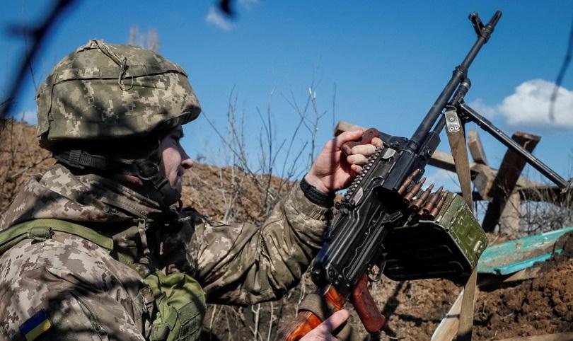 Ilustrasi: Prajurit membawa senapan mesin di garis depan di wilayah Donetsk, Ukraina. Senin (21/2/22