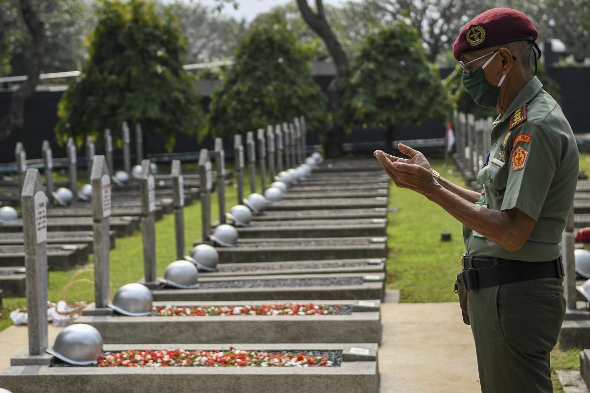 Ilustrasi: Anggota LVRI berdoa di depan pusara di Taman Makam Pahlawan Nasional, Kalibata, Jakarta, 